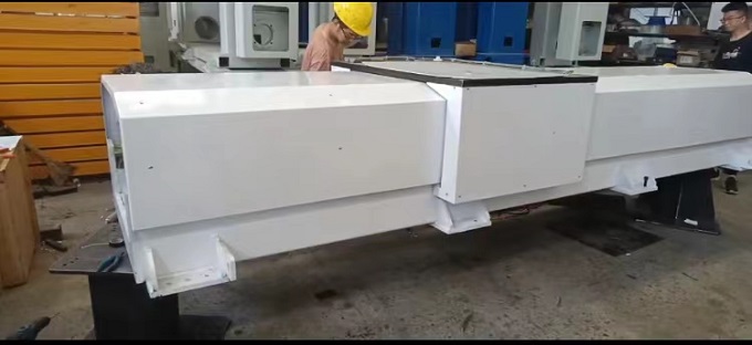 定制封閉式機(jī)器人行走地軌，調(diào)試地軌的運(yùn)行速度和穩(wěn)定性